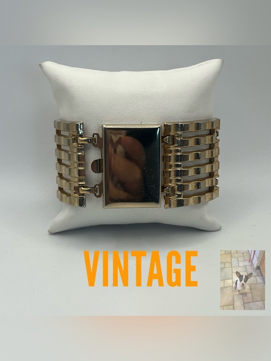 Jewelry - Vintage Gold Tone Wide Bracelet With Box Clasp